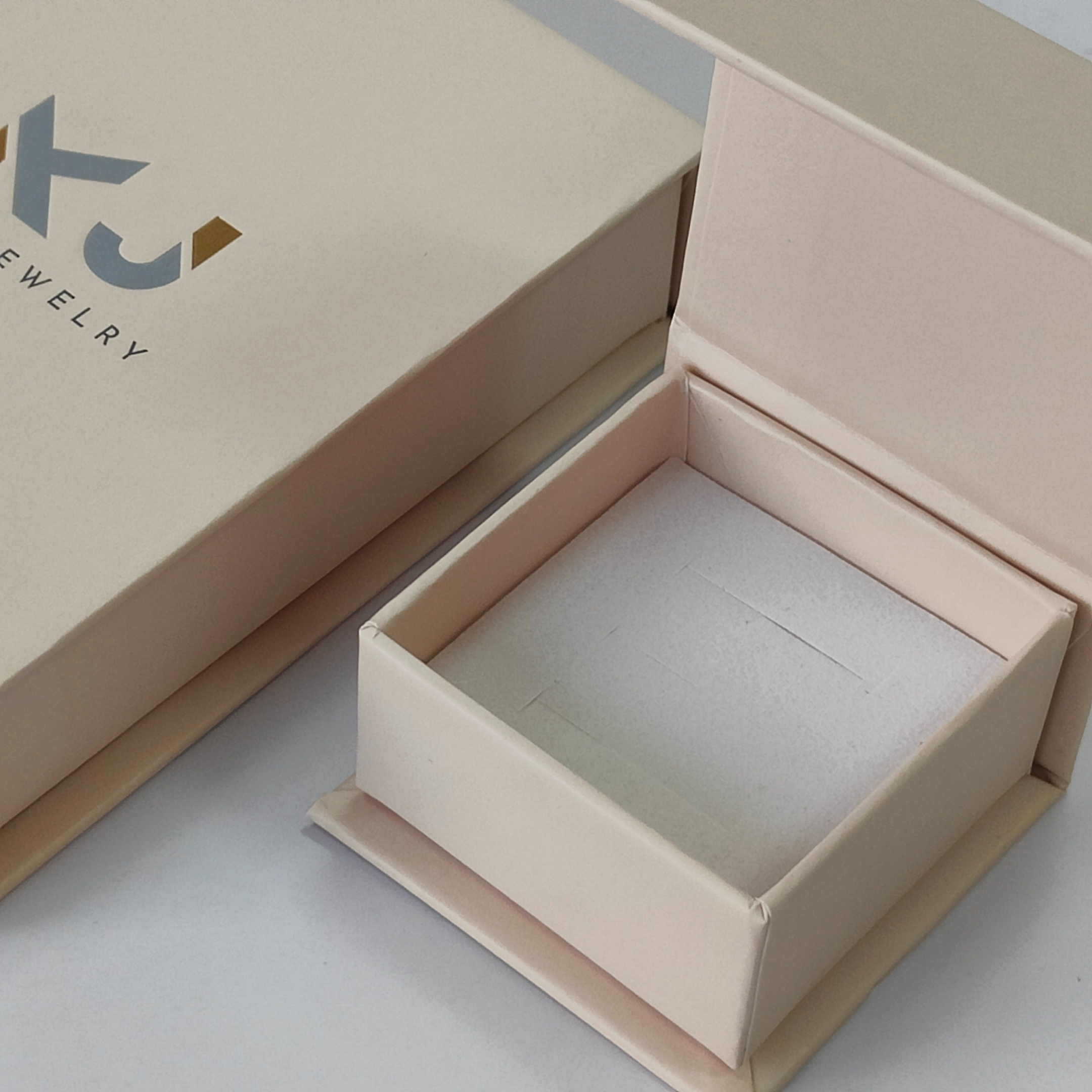 CHANG FA Magnetic Box: Elevate Your Presentation