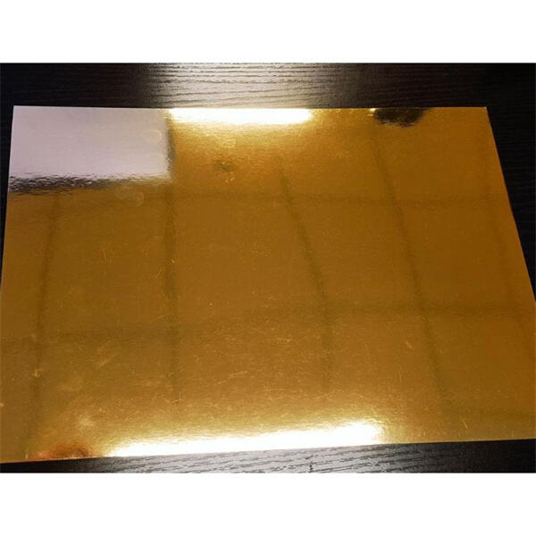 Erstellen Sie unvergessliche Scrapbook-Seiten mit goldgedruckten Fotos.