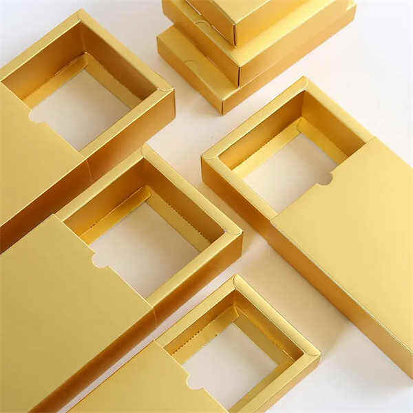 Impresiona a tus seres queridos con composiciones espectaculares de papel de envolver en oro y plata