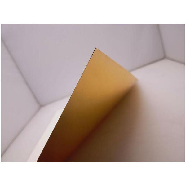 Erstellen Sie auffallende Einladungen und Dekorationen mit metallischem Goldpapier