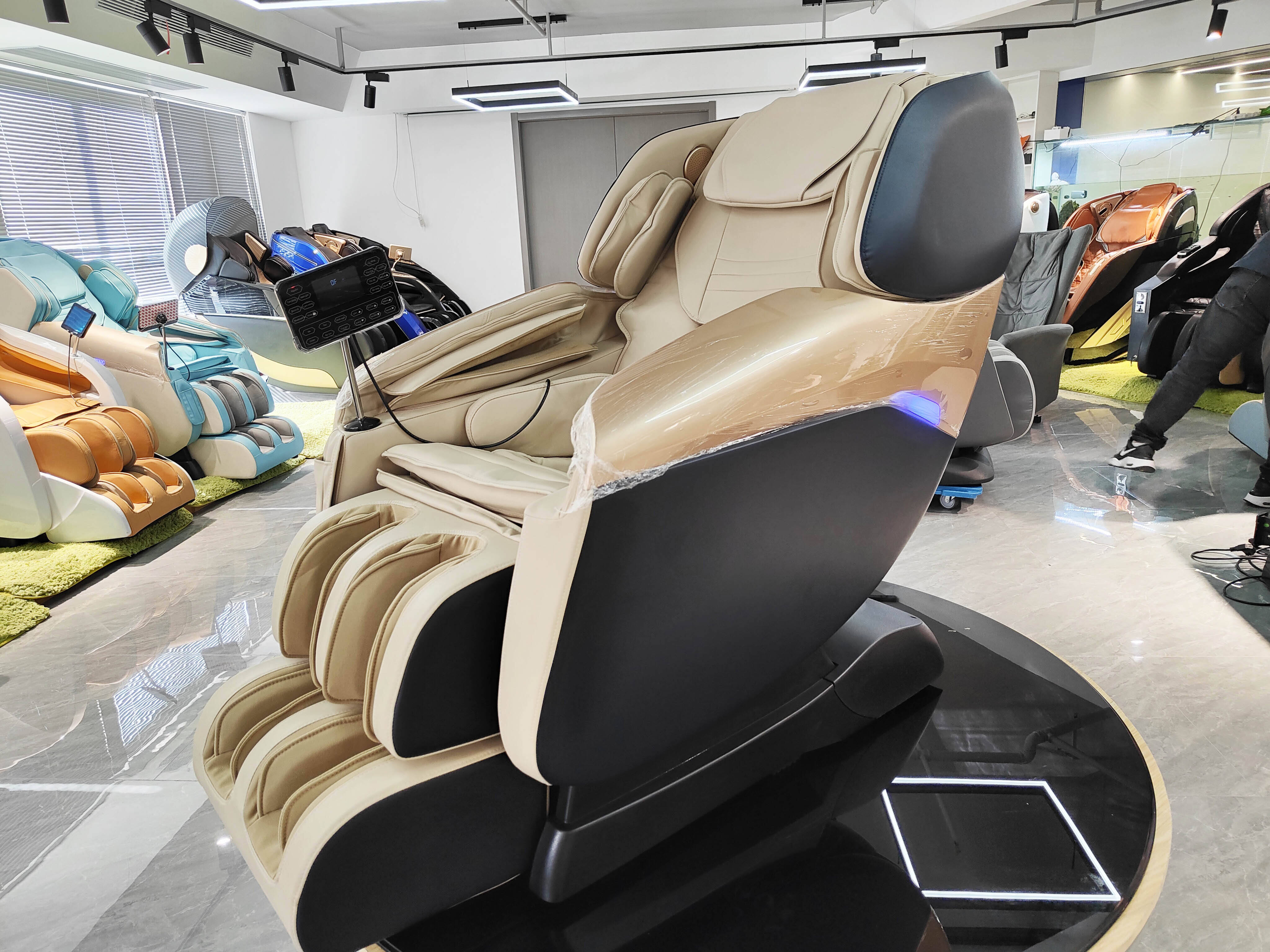 product electric luxury professional 4d rocking shiatsu l shape zero gravity full body massage chair guoheng-2