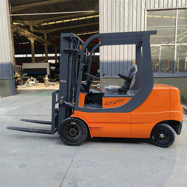 Navigating a Warehouse with Ease Using a Forklif