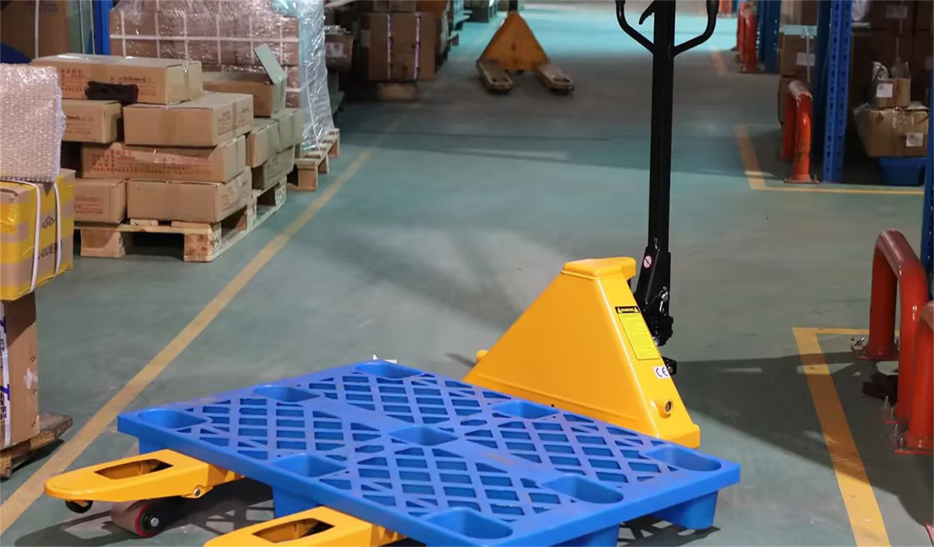 Nine-legged plastic pallet