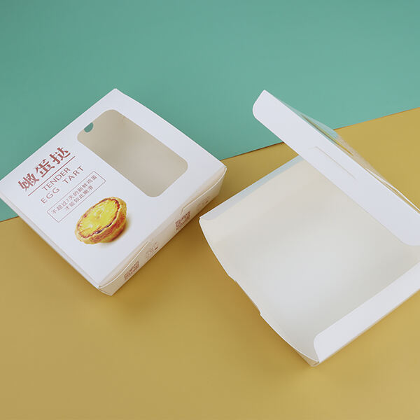 Dégustez votre en-cas préféré dans une boîte en papier.
