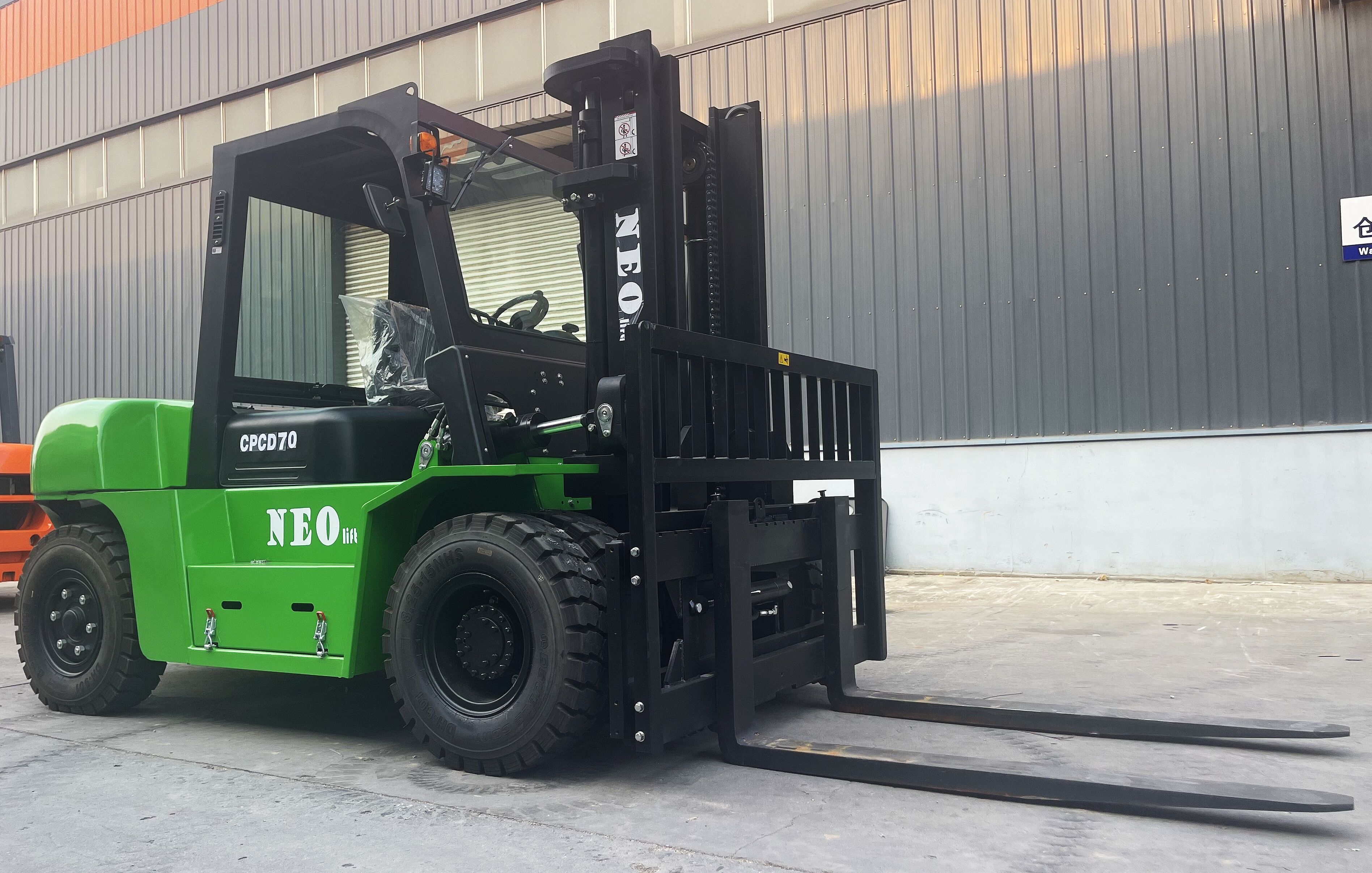 Heavy-duty forklift