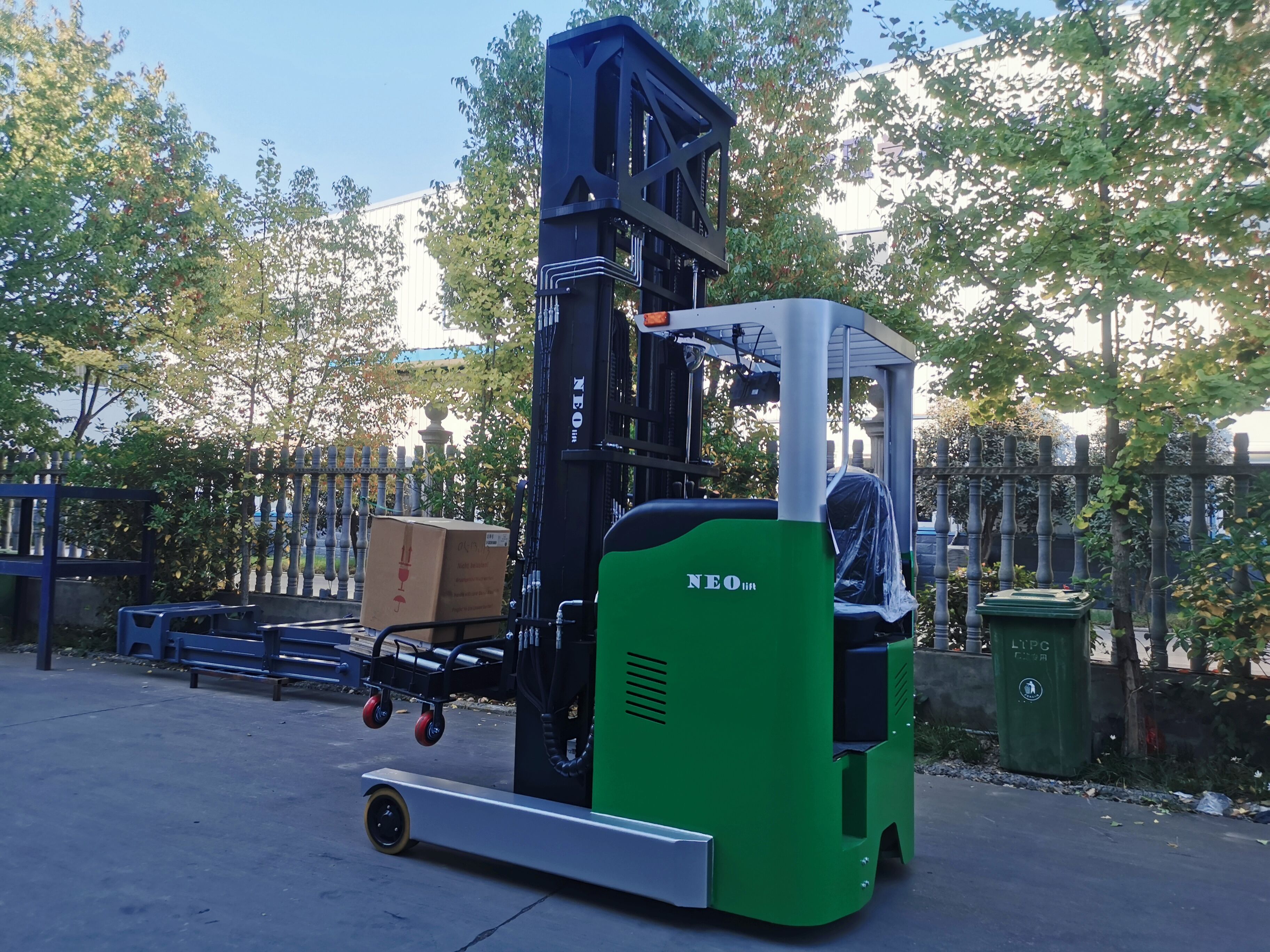 warehouse electric forklift