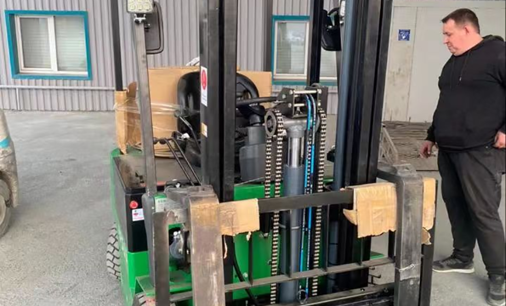 Russian customer received forklift