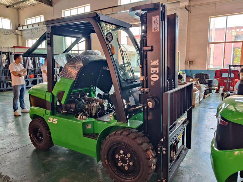 Mitsubishi motorlarla donatılmış iki adet yarı kapalı kabinli dizel forklift Avrupa'ya gönderilecek