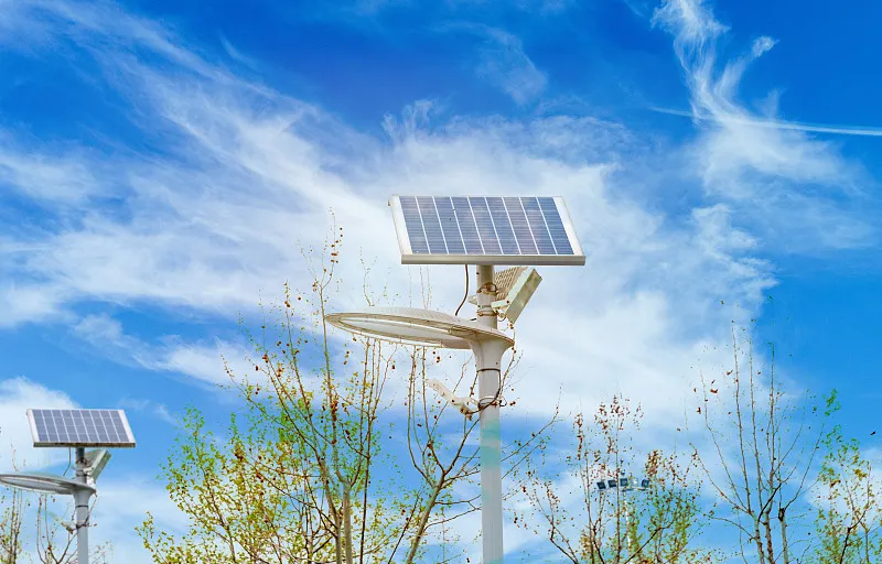 Aurinkovalon teollisuus: Lohkeroiva tulevaisuus aurinkovalaisimille ja katuvaloille