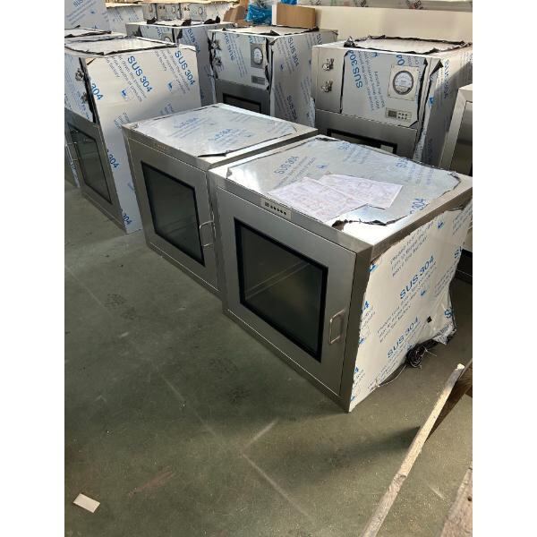 Transfert sûr et contrôlé des échantillons avec des boîtes de passage pour les enquêtes en microbiologie