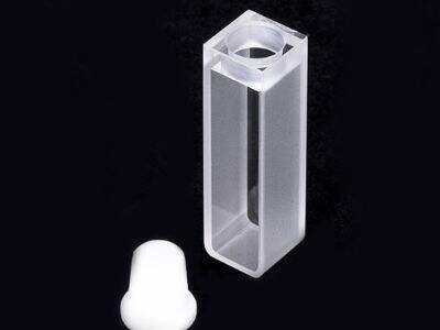 Hvorfor påvirker stiplængdetolerance prisen på en kuvette til UV-Vis-anvendelser