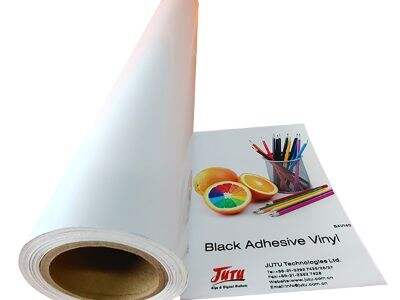 كيف تحسّن الفينيل ذاتي اللصق المتانة في تطبيقات التسمية الصناعية