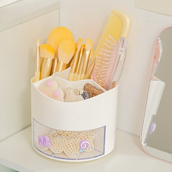 How a Brush Holder Can Improve Your Makeup Routine