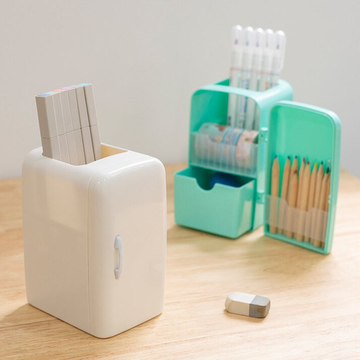 The perfect accessory for any young artist or student.