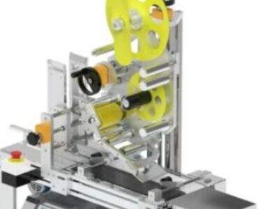 Les machines à coller des étiquettes peuvent-elles gérer des étiquettes transparentes ou irrégulières ?