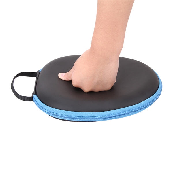 스티일리시한 이어폰 파우치로 테크 액세서리를 정리하세요.