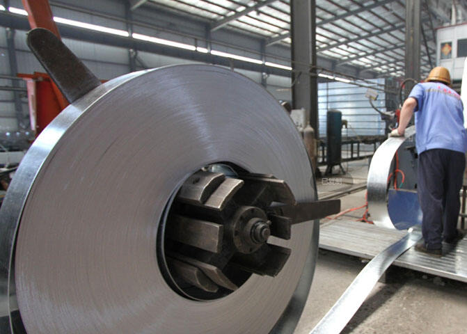 With which industries does the steel industry have strong linkages?