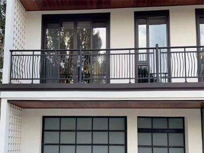ควรปฏิบัติตามมาตรการด้านความปลอดภัยใดบ้างในระหว่างการติดตั้งประตูโรงรถ?