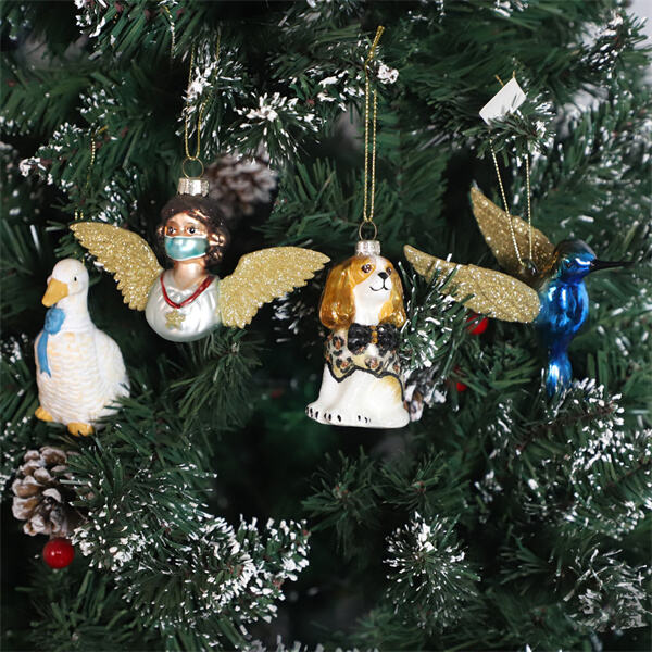Personalized Glass Ornaments to Lighten Up Your Tree