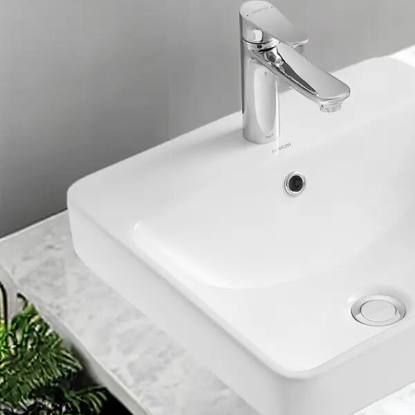 美しいカウンタートップ式洗面器で小規模なバスルームの視覚的アピールを高めましょう