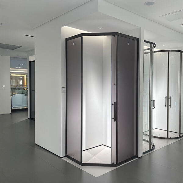 حوّل ساحتك الخلفية بإضافة مقصورة دش خارجية.