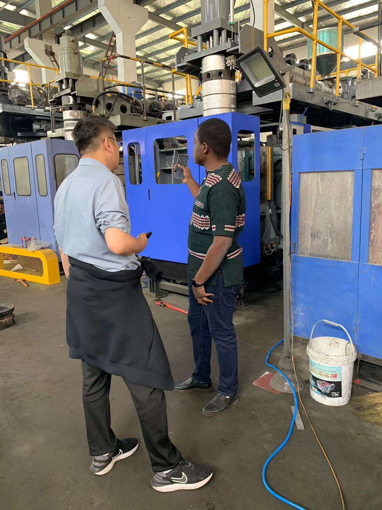 Customers Come To Visit The Factory