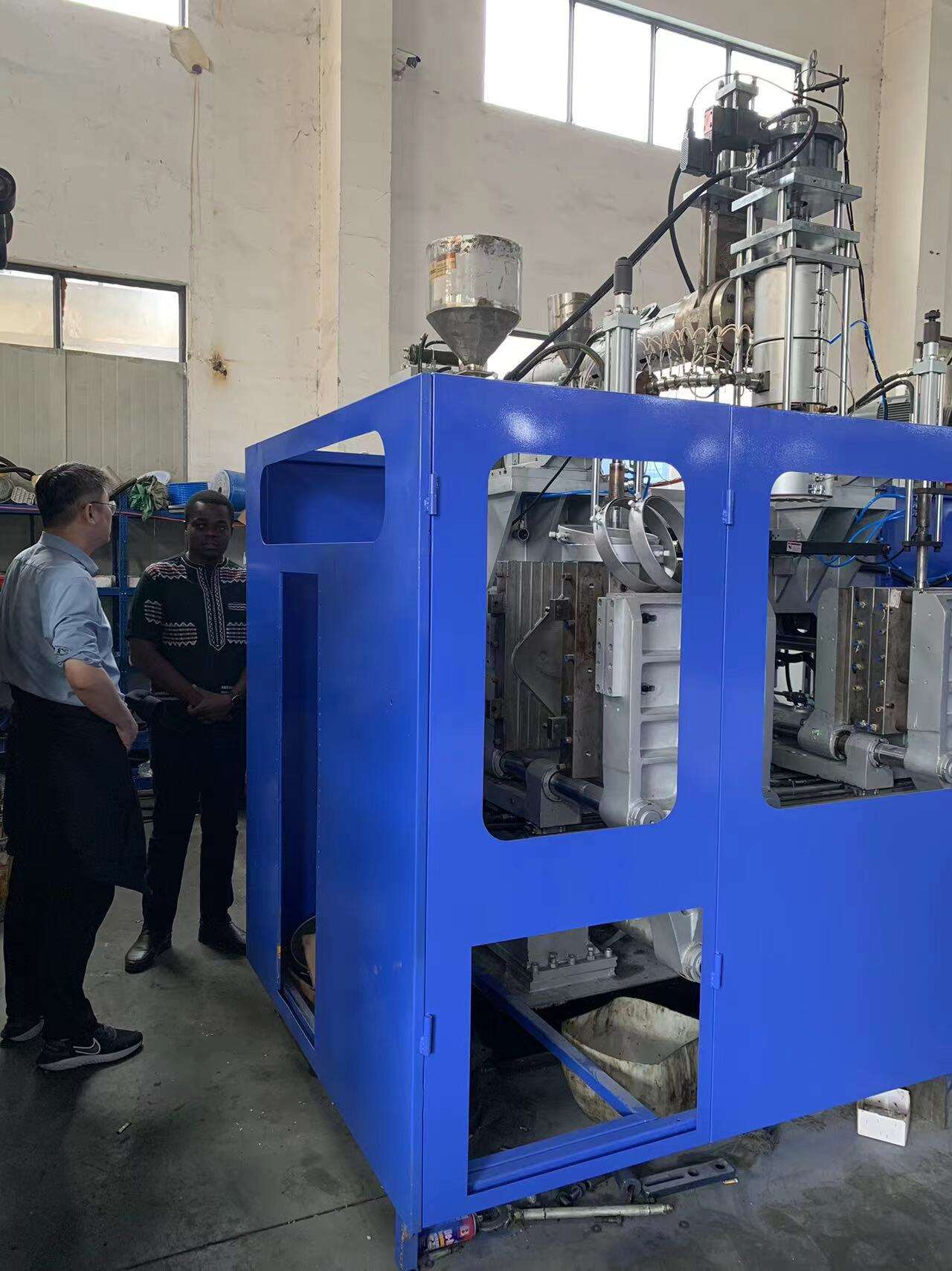Customers Come To Visit The Factory