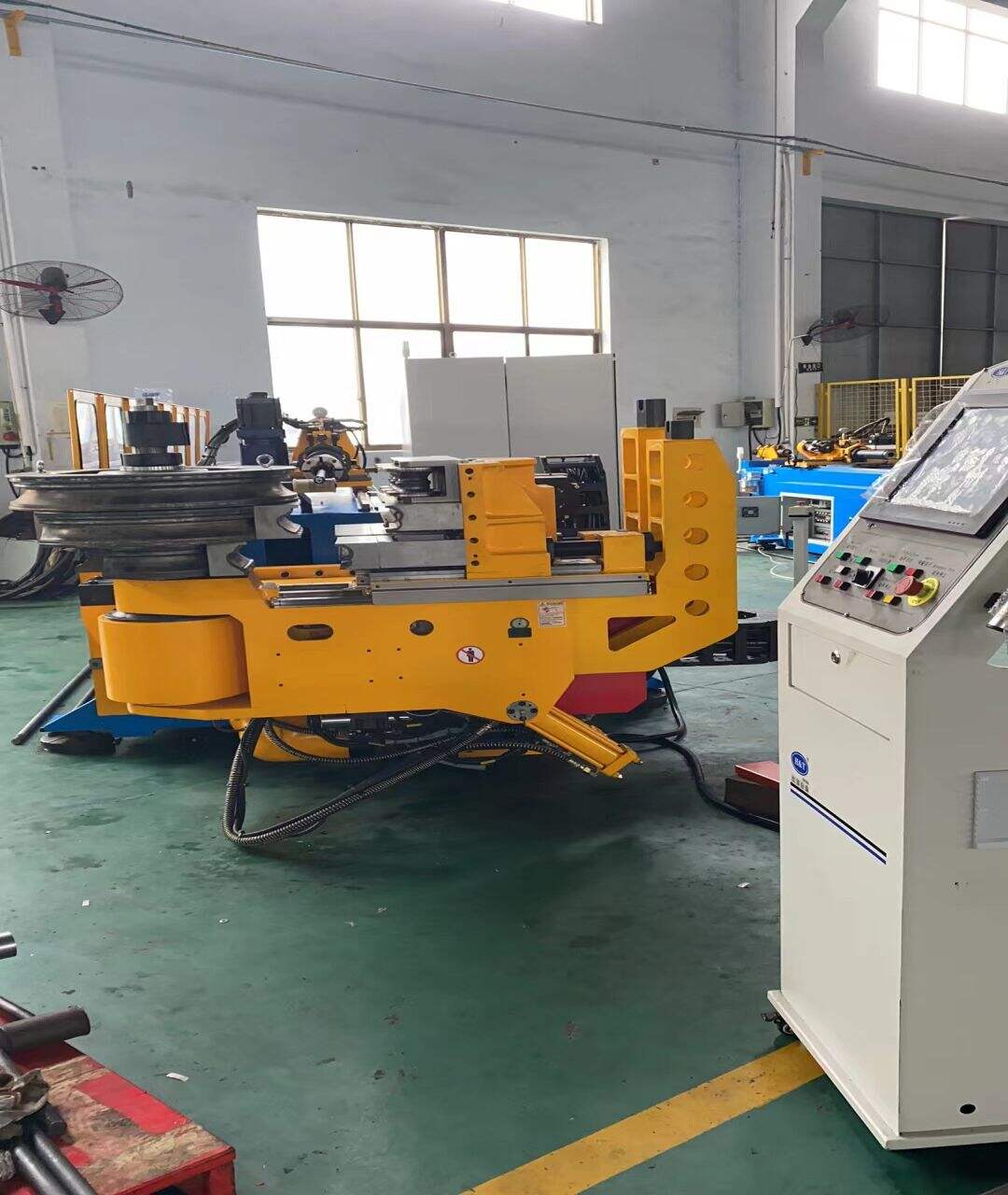 Découpe efficace avec la machine à couper les tubes