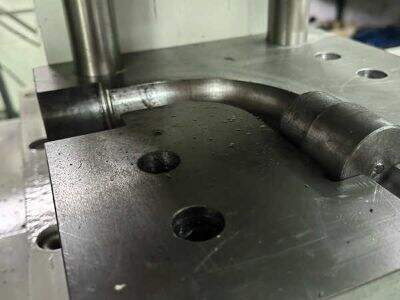 ¿Cómo se adaptan las máquinas formadoras de extremos de tubo TM-40/60/80/20 a diferentes tamaños de tubo?