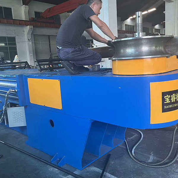 Flexibility in design with hydraulic mandrel pipe bending capability