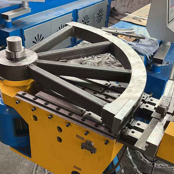 Optimiza tu producción con una máquina dobladora de tubos de aluminio