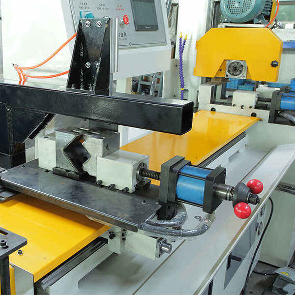 CNC က အလုပ်လုပ်ထုတ်နိုင်ပါသည်