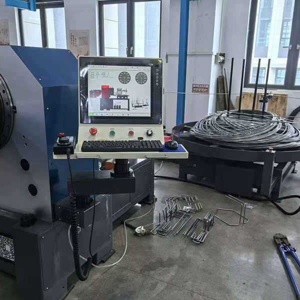 Compact wire bending machine for small-scale productions