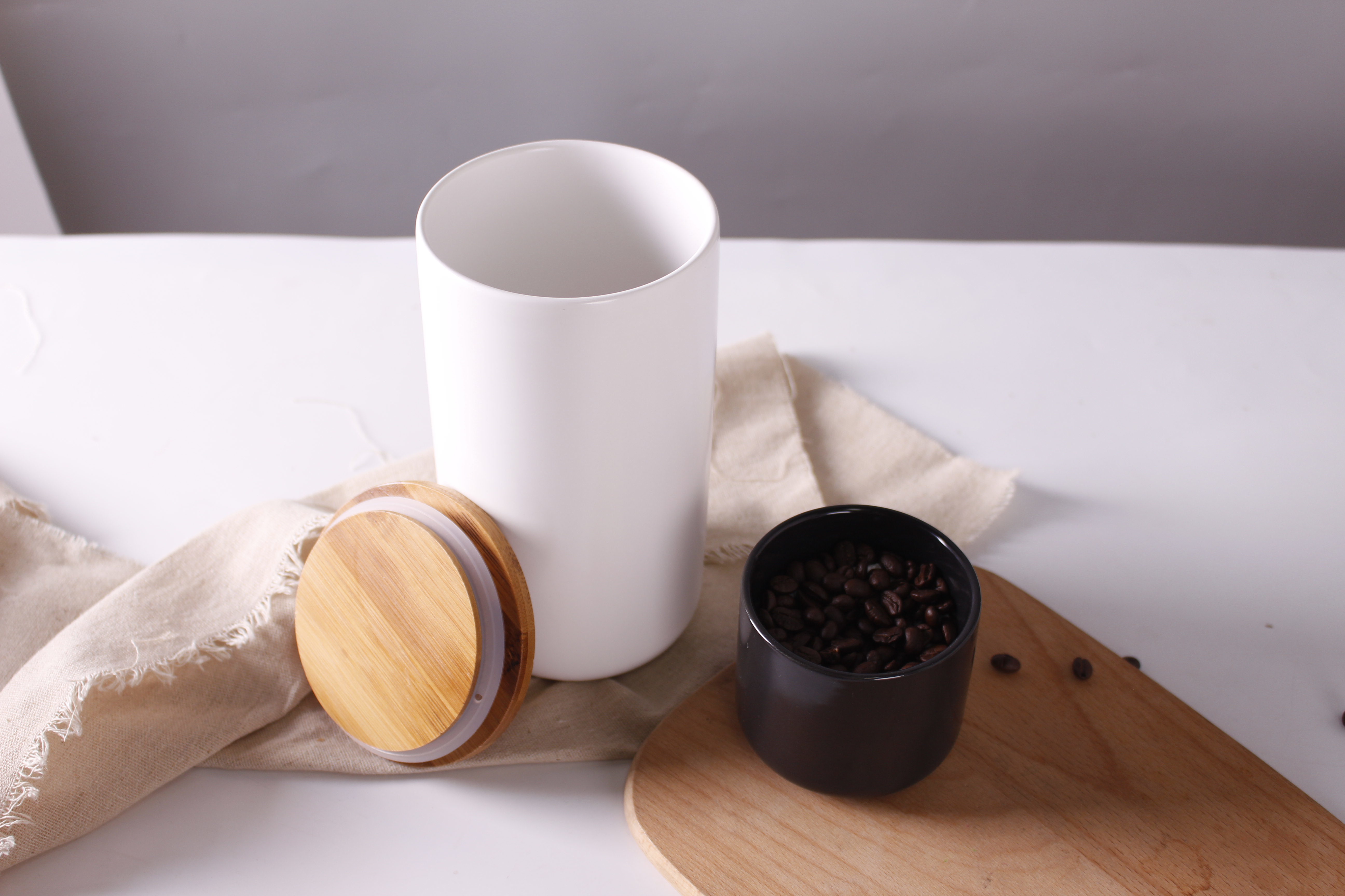 Practical customizable white black kitchenware ceramic storage jar with a wooden lid for home uses factory