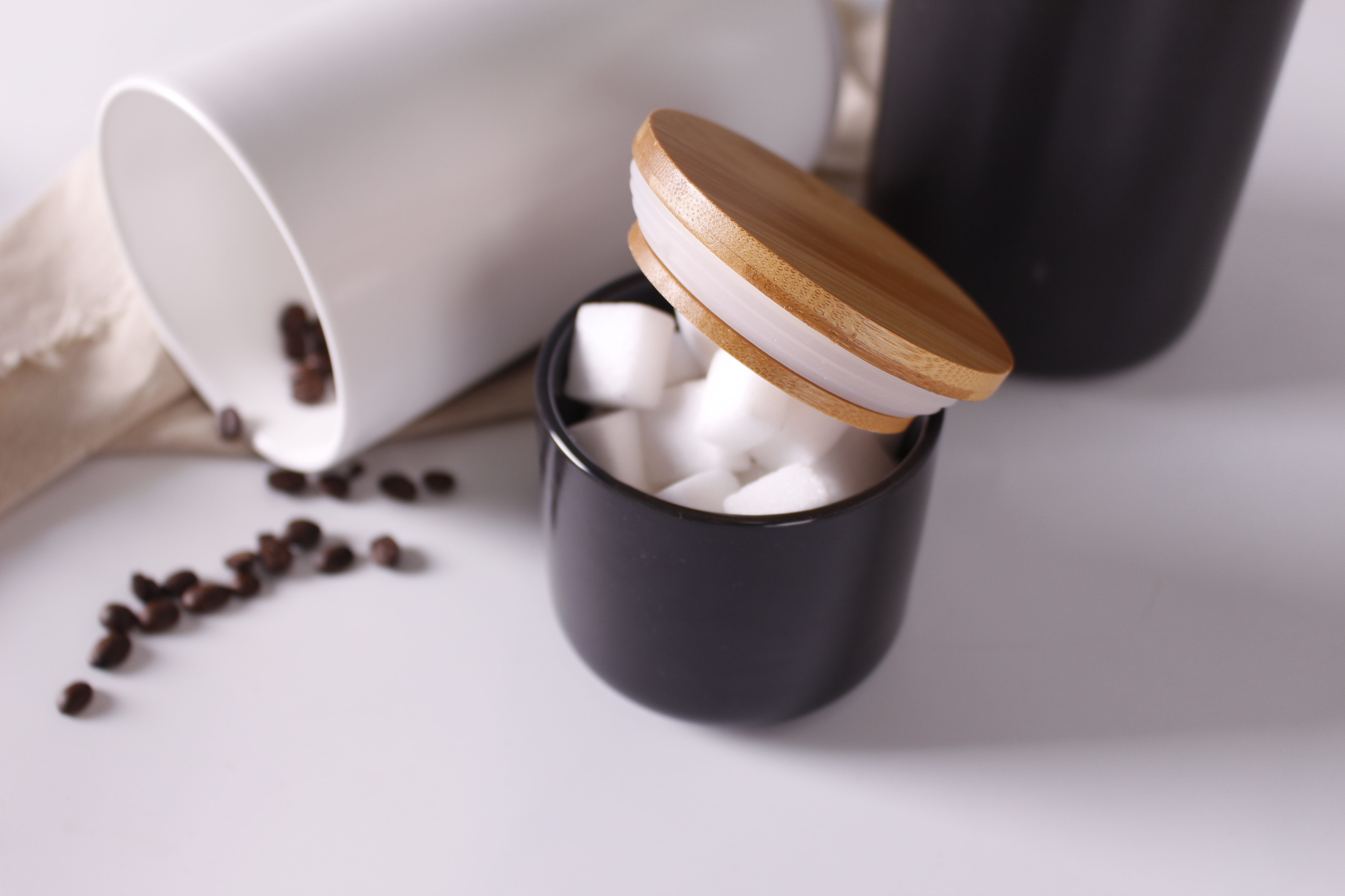 Practical customizable white black kitchenware ceramic storage jar with a wooden lid for home uses manufacture