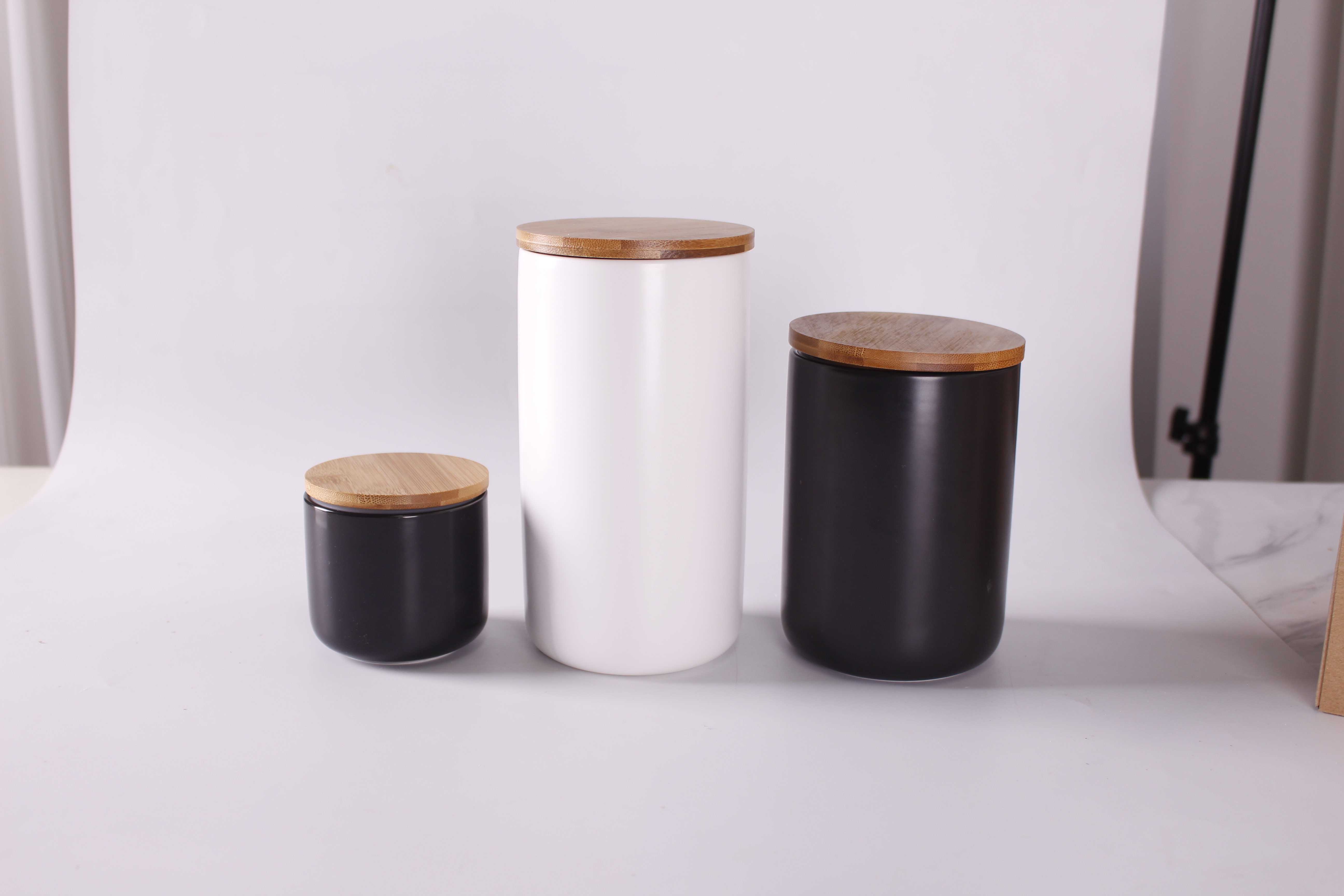 Practical customizable white black kitchenware ceramic storage jar with a wooden lid for home uses factory