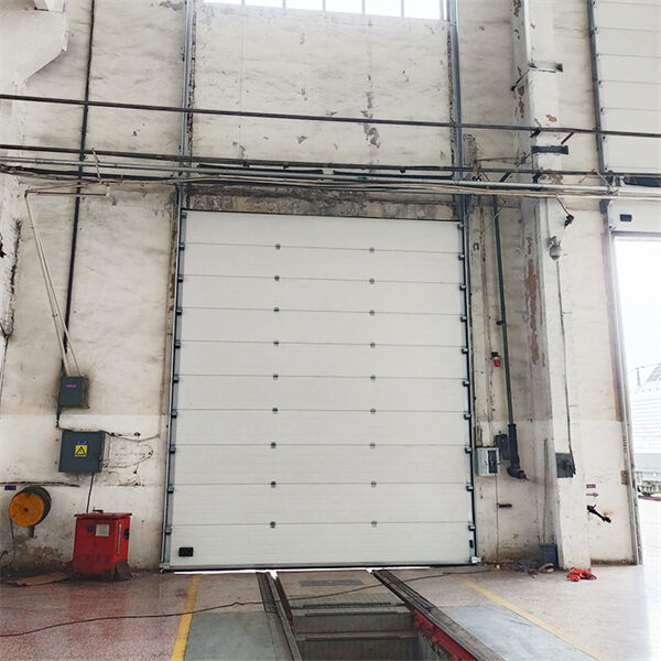 الصلابة والراحة التي تقدمها الأبواب القطاعية المتحركة للاستخدام الصناعي