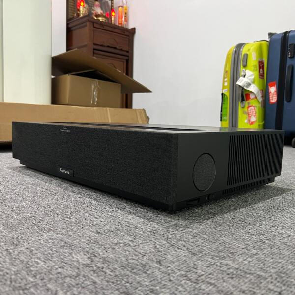Dites adieu aux projecteurs encombrants avec notre modèle élégant de projecteur laser 4K à courte focale.