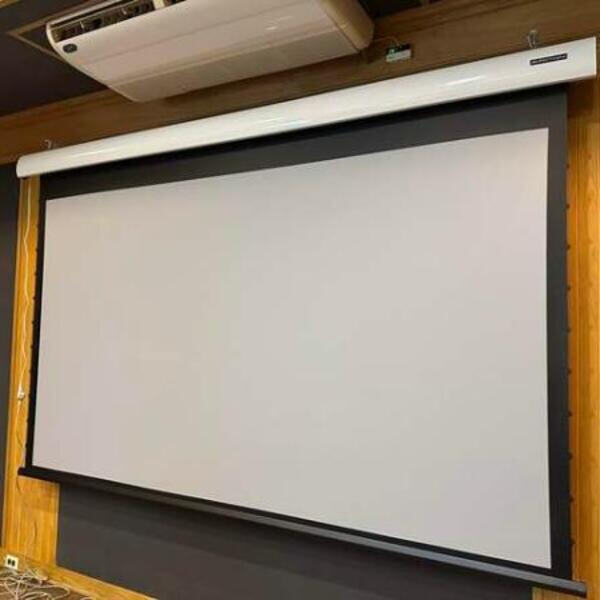 Create immersive presentations with a convenient mountable projector screen.
