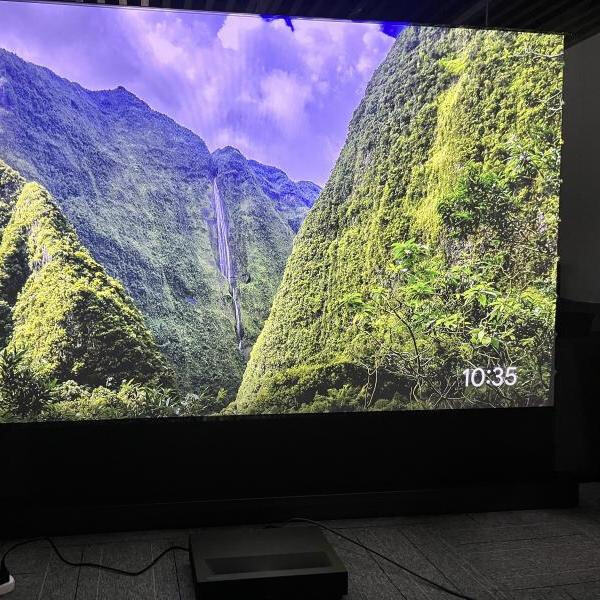 短焦点レーザープロジェクターを使えば、近くからでも簡単に4k画像を投影できます。