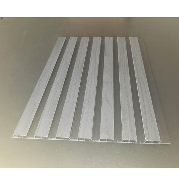 Organice y muestre sus mercancías sin esfuerzo con nuestros sistemas verticales para pared ranurada duraderos y personalizables.