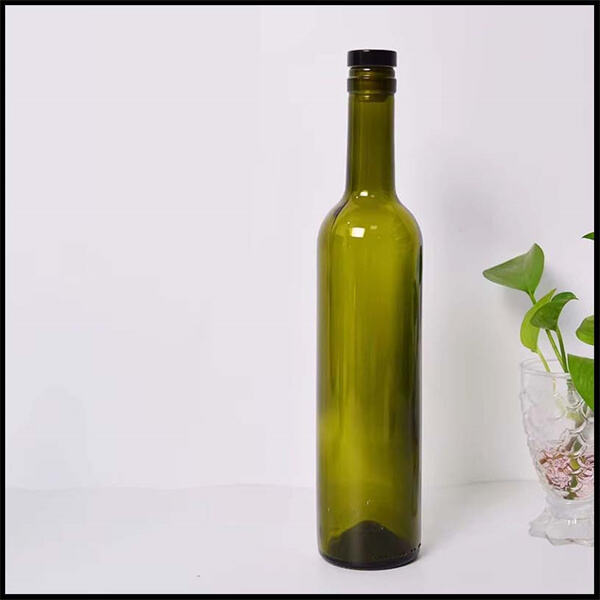 Изучение пустой винной бутылки