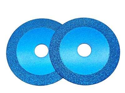 Kiekkomuottorin terät, jotka on suunniteltu kestäväksi iskukuormille raskaisiin käyttötilanteisiin