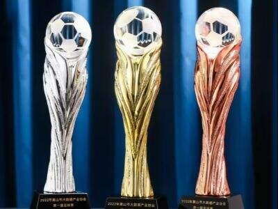 The Difference Between Crystal, Glass, and Acrylic Trophies