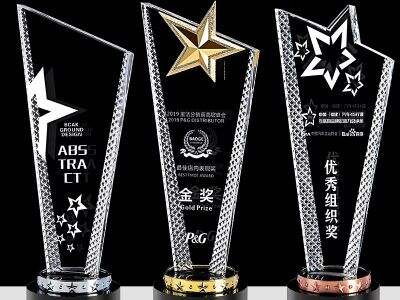 크리스탈 트로피에 색상과 질감을 더하는 방법