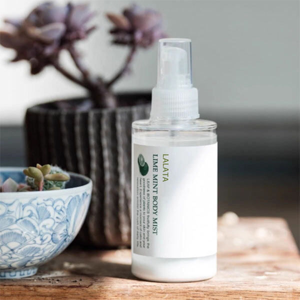 Tegye teljessé szépségápolási rutinját luxusos, enyhén illatosított testpermetünkkel.