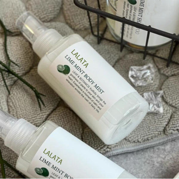 Tartsa frissnek és hidratáltnak bőrét enyhébb súlyú, illatos testpermetünkkel.