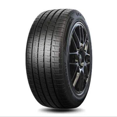 Comparaison des distances de freinage d'urgence des pneus UHP par rapport aux options standard