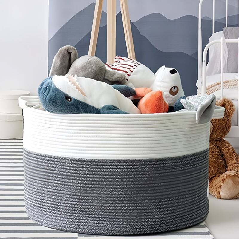 Veredeln Sie Ihren Schrank mit schick und modernen Metallbügeln.