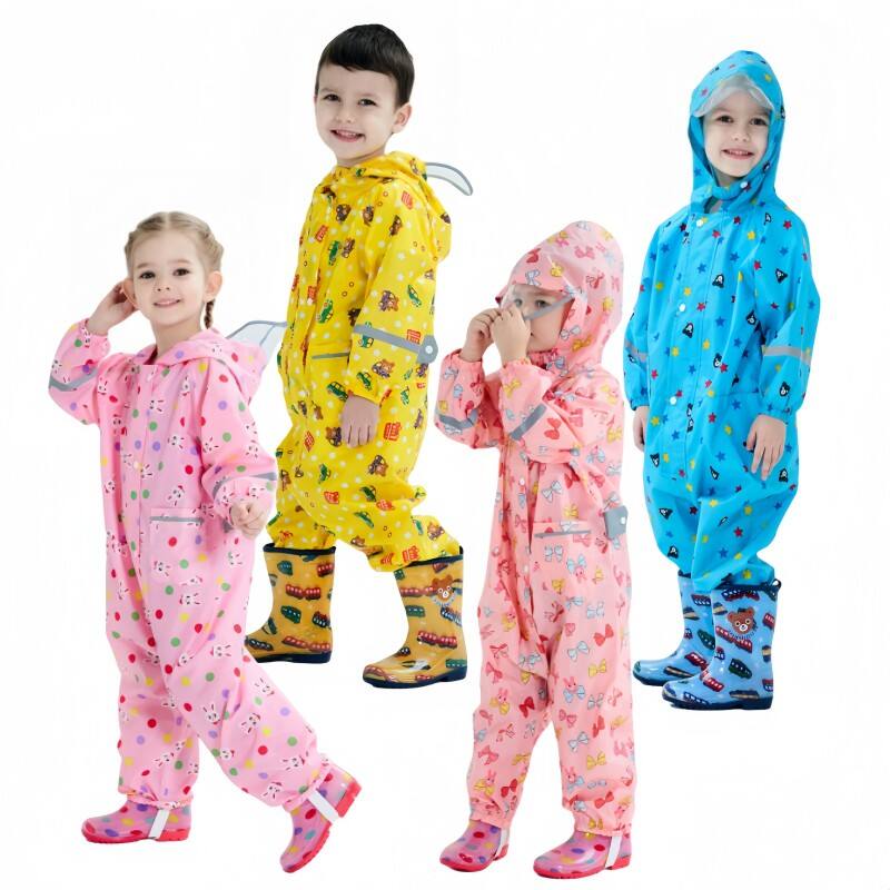 Leicht und effizient, ein Reise-Regenmantel ist unerlässlich für jeden Entdecker.